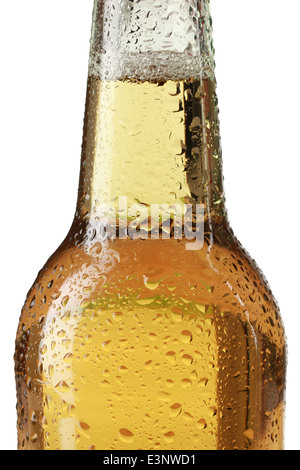 Close-up di una bottiglia di birra con gocce d'acqua isolati su sfondo bianco Foto Stock
