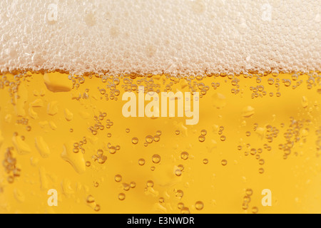 Close-up di un bicchiere di birra con la formazione di condensa e la schiuma Foto Stock