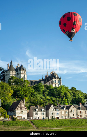 In mongolfiera volare sopra Château de Chaumont / Chaumont-sur-Loire, castelli della Valle della Loira, Loir-et-Cher, Francia Foto Stock