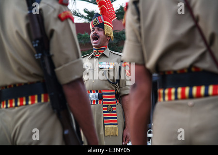 Il confine Wagah chiusura 'abbassamento delle bandiere' cerimonia o il ritiro di battitura cerimonia sul confine India-Pakistan. Foto Stock