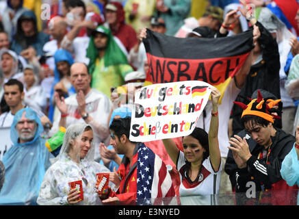 Recife, Brasile. Il 26 giugno, 2014. Tifosi tedeschi sul supporto durante la Coppa del Mondo FIFA Gruppo G turno preliminare match tra gli Stati Uniti e la Germania a Arena Pernambuco Recife, Brasile, 26 giugno 2014. Foto: Thomas Eisenhuth/dpa/Alamy Live News Foto Stock