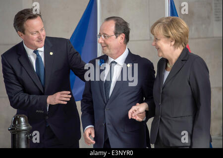 Ypern, Belgio. Il 26 giugno, 2014. Dispensa - un handout Foto fornite da Bundesregierung/Bergmann/dpa mostra il cancelliere tedesco Angela Merkel (CDU), il Presidente francese Francois Hollande (C) e il Primo ministro della Gran Bretagna David Cameron durante un memoriale per onorare i soldati caduti nella Prima Guerra Mondiale in Ypern, Belgio, 26 giugno 2014. (: Con il report corrente. Credito: Foto: Bundesregierung/Bergmann/dpa)/dpa/Alamy Live News Foto Stock