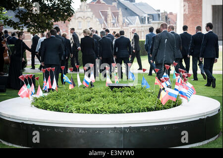 Ypres, Fiandre, in Belgio. Il 26 giugno, 2014. Paesi UE leader assistere ad una cerimonia segna il centenario della prima guerra mondiale a Ypres, Belgio su 26.06.2014 durante la guerra, centinaia di migliaia di soldati e civili provenienti da tutto il mondo hanno perso la loro vita intorno la città belga di Ypres. Per l'occasione, l'Unione europea ha donato un simbolico banco con bronzato piastre di rame la lettura della parola 'pace' nell'UE di 24 lingue ufficiali. Credito: ZUMA Press, Inc./Alamy Live News Foto Stock