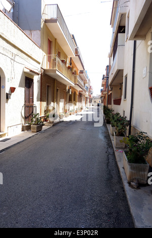 Marzamemi, nr Modica Sicilia, scene di strada. Marzamemi ancora oggi è un vero e proprio villaggio di pescatori la cui attività principale è fiishing Foto Stock