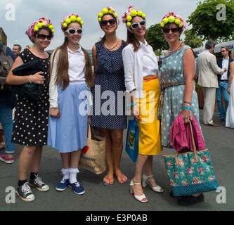 Londra, Regno Unito. Il 26 giugno, 2014. Campionati di Wimbledon per 4 giorni. Spettatori godersi l'atmosfera durante il secondo round in abbinamento alla Wimbledon Tennis campionati a tutti England Lawn Tennis Club di Londra, Regno Unito. Credito: Azione Sport Plus/Alamy Live News Foto Stock