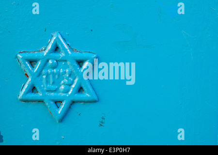 Stella di Davide sulla porta blu in Safed, Israele. Vecchio dettaglio di Scudo di Davide dipinto di blu perfetto per lo sfondo o cartolina. Foto Stock