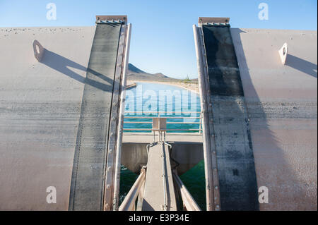 Mesa, Arizona, Stati Uniti. Il 26 giugno, 2014. Il cappuccio canal in Mesa, Ariz. è raffigurato. Il Central Arizona Project è un 336-mile, man-made river di canali che eroga acqua dal fiume Colorado bacino in salita a servizio di esigenze di acqua in Arizona meridionale, compresi di Tucson e Phoenix. Come la siccità e abuso ha impoverito il Colorado di alimentazione, alcuni esperti ritengono una lotta per l'accesso all'acqua tra Arizona, California e Nevada telaio può venire. © sarà Seberger/ZUMAPRESS.com/Alamy Live News Foto Stock