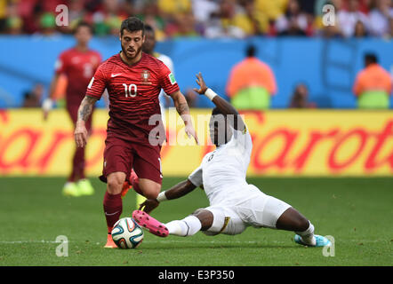 Brasilia, Brasile. Il 26 giugno, 2014. Afriyie Acquah (R) del Ghana in azione contro Vieirinha del Portogallo durante la Coppa del Mondo FIFA 2014 Gruppo G turno preliminare match tra il Portogallo e il Ghana al Estadio National Stadium di Brasilia, Brasile, il 26 giugno 2014. Foto: Marius Becker/dpa/Alamy Live News Foto Stock