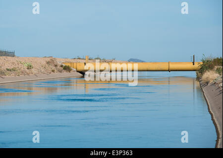 Mesa, Arizona, Stati Uniti. Il 26 giugno, 2014. Il cappuccio canal in Mesa, Ariz. è raffigurato. Il Central Arizona Project è un 336-mile, man-made river di canali che eroga acqua dal fiume Colorado bacino in salita a servizio di esigenze di acqua in Arizona meridionale, compresi di Tucson e Phoenix. Come la siccità e abuso ha impoverito il Colorado di alimentazione, alcuni esperti ritengono una lotta per l'accesso all'acqua tra Arizona, California e Nevada telaio può venire. © sarà Seberger/ZUMAPRESS.com/Alamy Live News Foto Stock