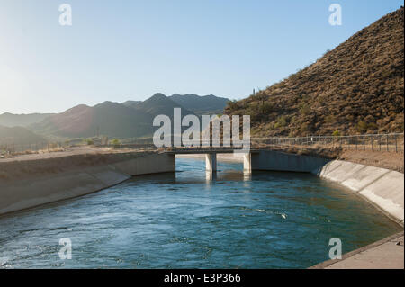 Mesa, Arizona, Stati Uniti. Il 26 giugno, 2014. Il cappuccio canal in Mesa, Ariz. è raffigurato. Il Central Arizona Project è un 336-mile, man-made river di canali che eroga acqua dal fiume Colorado bacino in salita a servizio di esigenze di acqua in Arizona meridionale, compresi di Tucson e Phoenix. Come la siccità e abuso ha impoverito il Colorado di alimentazione, alcuni esperti ritengono una lotta per l'accesso all'acqua tra Arizona, California e Nevada telaio può venire. © sarà Seberger/ZUMAPRESS.com/Alamy Live News Foto Stock