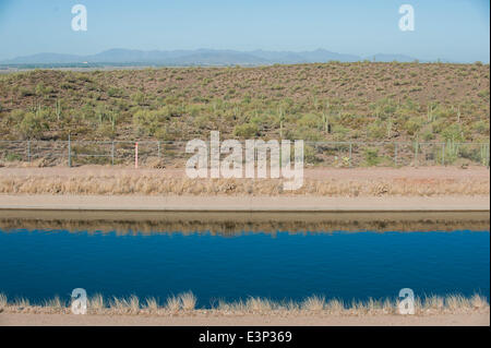 Mesa, Arizona, Stati Uniti. Il 26 giugno, 2014. Il cappuccio canal in Mesa, Ariz. è raffigurato. Il Central Arizona Project è un 336-mile, man-made river di canali che eroga acqua dal fiume Colorado bacino in salita a servizio di esigenze di acqua in Arizona meridionale, compresi di Tucson e Phoenix. Come la siccità e abuso ha impoverito il Colorado di alimentazione, alcuni esperti ritengono una lotta per l'accesso all'acqua tra Arizona, California e Nevada telaio può venire. © sarà Seberger/ZUMAPRESS.com/Alamy Live News Foto Stock