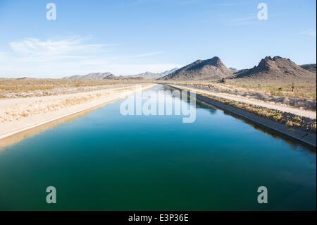 Mesa, Arizona, Stati Uniti. Il 26 giugno, 2014. Il cappuccio canal in Mesa, Ariz. è raffigurato. Il Central Arizona Project è un 336-mile, man-made river di canali che eroga acqua dal fiume Colorado bacino in salita a servizio di esigenze di acqua in Arizona meridionale, compresi di Tucson e Phoenix. Come la siccità e abuso ha impoverito il Colorado di alimentazione, alcuni esperti ritengono una lotta per l'accesso all'acqua tra Arizona, California e Nevada telaio può venire. © sarà Seberger/ZUMAPRESS.com/Alamy Live News Foto Stock