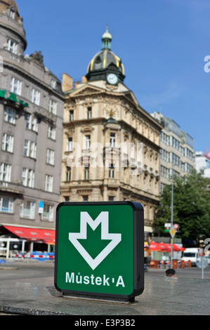 Firmare con la freccia al di fuori la stazione della metropolitana in piazza Venceslao, Praga, Repubblica Ceca. Foto Stock