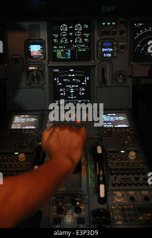 Giugno 27, 2014 - Ovest di Giacarta, a Jakarta, Indonesia - gli equipaggi di cabina tirocinante presso la Garuda Indonesia Centro di formazione. Come il viaggio aereo è contrassegnato come il più sicuro, lo scopo del tirocinante è zero vittima di incidente. Il partecipante è necessaria per ottenere i certificati di IATA, una associazione di categoria che rappresenta e che serve per le compagnie aeree di tutto il mondo. (Credito Immagine: © Afriadi Hikmal/ZUMA filo/ZUMAPRESS.com) Foto Stock