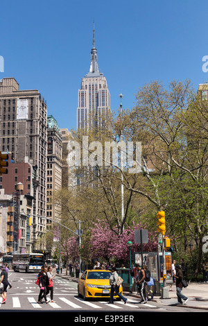 Una soleggiata giornata di primavera, l'Empire State Building, dal Madison Square Park a 23nd Street e Fifth Avenue , NYC Foto Stock