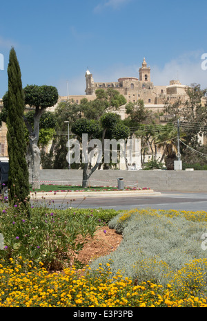Una vista su giardini verso la Cittadella a Victoria sull'isola di Gozo, Malta Foto Stock