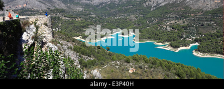 Il serbatoio del lago alla Guadalest monumenti medievali village, Sierrade Aitana montagne, Costa Blanca, Spagna, Europa Foto Stock