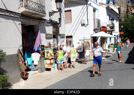 Negozi con doni a Guadalest monumenti medievali village, Sierrade Aitana montagne, Costa Blanca, Spagna, Europa Foto Stock