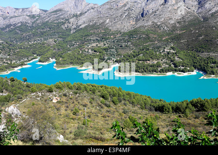 Il serbatoio del lago alla Guadalest monumenti medievali village, Sierrade Aitana montagne, Costa Blanca, Spagna, Europa Foto Stock