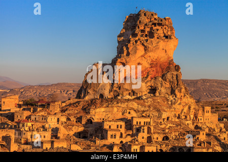 Vista panoramica del castello di Ortahisar al tramonto Foto Stock