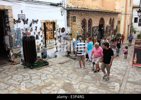 Negozi con doni a Guadalest monumenti medievali village, Sierrade Aitana montagne, Costa Blanca, Spagna, Europa Foto Stock