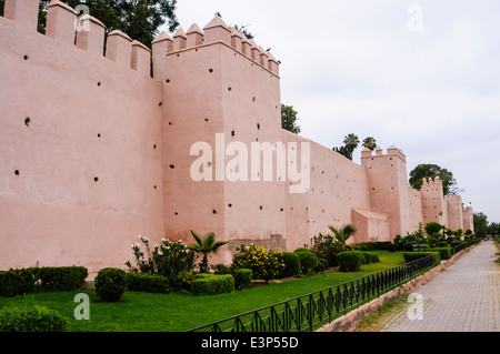Rosa Antica mura che circondano la Medina e la città vecchia di Marrakech, Marocco Foto Stock