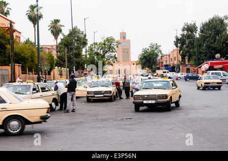 Vecchio taxi Mercedes a loro taxi lungo una strada di Marrakech, Marocco Foto Stock