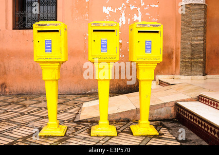 Tre gialli caselle postali a Marrakech, Marocco Foto Stock