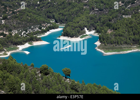 Il serbatoio del lago alla Guadalest monumenti medievali village, Sierrade Aitana montagne, Costa Blanca, Spagna, Europa Foto Stock