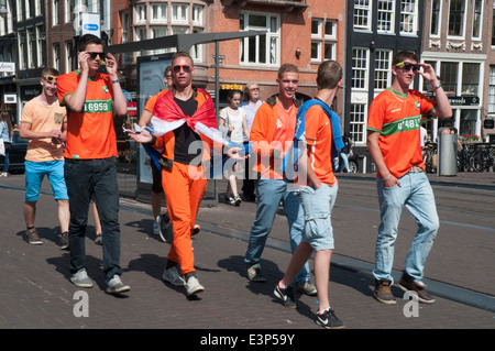 I sostenitori dei Paesi Bassi di gioco del calcio (calcio) team celebrare una vittoria contro il Cile nel 2014 della Coppa del Mondo FIFA Foto Stock