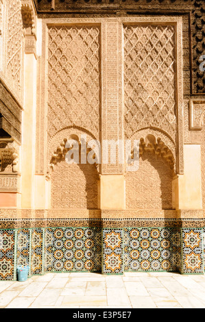 Intricate modellato le piastrelle di ceramica e intonaco sulle pareti del Museo di Marrakech, Marocco Foto Stock