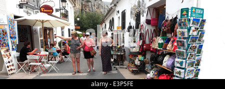 Negozi con doni a Guadalest monumenti medievali village, Sierrade Aitana montagne, Costa Blanca, Spagna, Europa Foto Stock