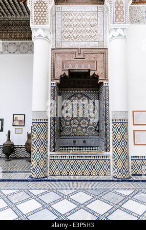 Intricate modellato piastrelle in ceramica su pareti e pavimento del Museo di Marrakech, Marocco Foto Stock