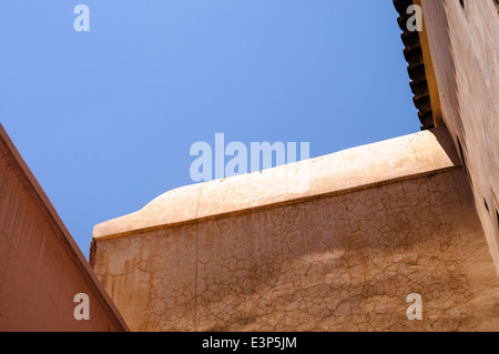 Tetto di una tipica tradizionale edificio rosa a Marrakech, Marocco Foto Stock