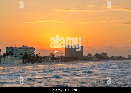 Sunrise a Fort Myers Beach, Florida, Stati Uniti d'America Foto Stock