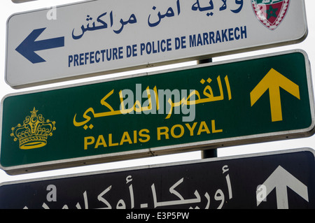 Indicazioni per la prefettura de Police di Marrakech, la stazione di polizia e il Palais Royal Marrakech, Marocco Foto Stock