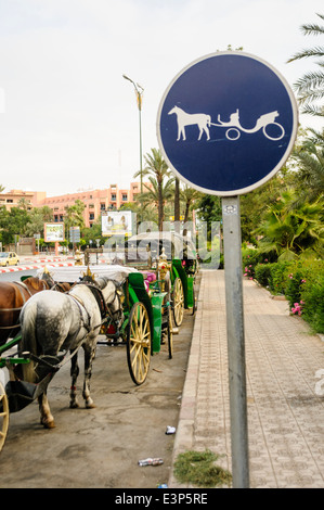 Segno per cavalli e carrozze, costosi mezzi di trasporto per i turisti, Marrakech, Marocco Foto Stock