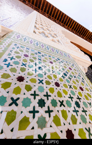 Complesse configurazioni di ripetizione su ceramica di piastrelle a mosaico intorno all'entrata del Royal Mansour Hotel Marrakech, Marocco. Foto Stock