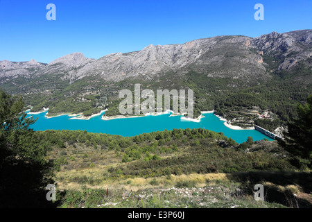 Il serbatoio del lago alla Guadalest monumenti medievali village, Sierrade Aitana montagne, Costa Blanca, Spagna, Europa Foto Stock