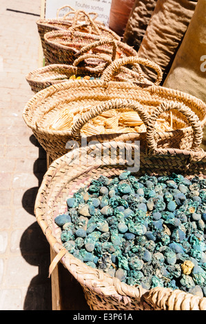 Canestri contenenti frutta secca, noci e grano a un mercato in stallo il souk di Marrakech, Marocco Foto Stock