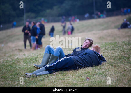 Glastonbury, Somerset, Regno Unito. Il 26 giugno, 2014. I frequentatori del festival al 2014 Glastonbury festival presso l'azienda agricola degna in Somerset. In Europa il più grande festival che inizia ufficialmente il venerdì 27 giugno. Credito: Lloyd/Alamy Live News Foto Stock