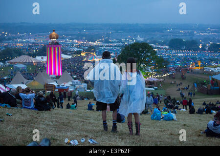 Glastonbury, Somerset, Regno Unito. Il 26 giugno, 2014. I frequentatori del festival al 2014 Glastonbury festival presso l'azienda agricola degna in Somerset. In Europa il più grande festival che inizia ufficialmente il venerdì 27 giugno. Credito: Lloyd/Alamy Live News Foto Stock