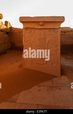 Copia di pietra intagliata altare con rilievi raffiguranti divinità Horus e Thot, Amon tempio, Naqa, Sudan settentrionale Foto Stock