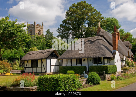Welford on Avon nel Warwickshire e in bianco e nero cottage con tetti di paglia nel centro del villaggio. Foto Stock