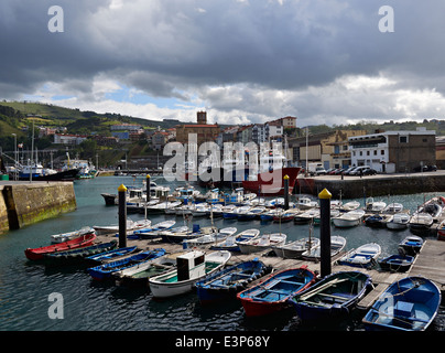 Getaria, Gipuzkoa, Paese Basco. Vivace porto peschereccio. La Spagna ha la più grande flotta peschereccia commerciale nell'Unione europea. Foto Stock