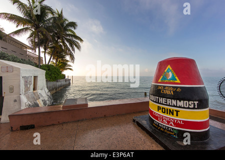 Monumento di boa segna il punto più australe negli Stati Uniti a Key West, Florida, Stati Uniti d'America Foto Stock