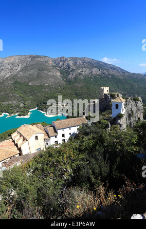 Il serbatoio del lago alla Guadalest monumenti medievali village, Sierrade Aitana montagne, Costa Blanca, Spagna, Europa Foto Stock