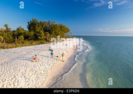 Spiaggia di sabbia bianca al tramonto di Sanibel Island, Florida, Stati Uniti d'America Foto Stock