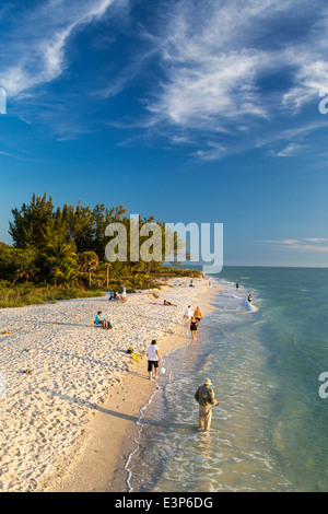 Spiaggia di sabbia bianca al tramonto di Sanibel Island, Florida, Stati Uniti d'America Foto Stock