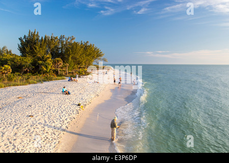 Spiaggia di sabbia bianca al tramonto di Sanibel Island, Florida, Stati Uniti d'America Foto Stock